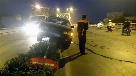 Xe BMW biển xanh húc bay biển báo giao thông ở cầu Chương Dương