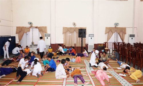 Bình Dương: Hàng trăm công nhân nhập viện vì ngộ độc thực phẩm