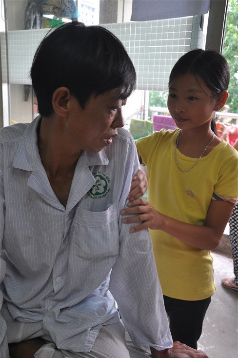 Mẹ bị tâm thần, bé gái 9 tuổi một mình chăm bố ở viện trong cảnh “không xu dính túi”