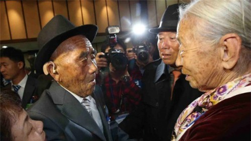 Vợ chồng gần 7 thập kỷ mới gặp mặt: Rưng rưng nước mắt