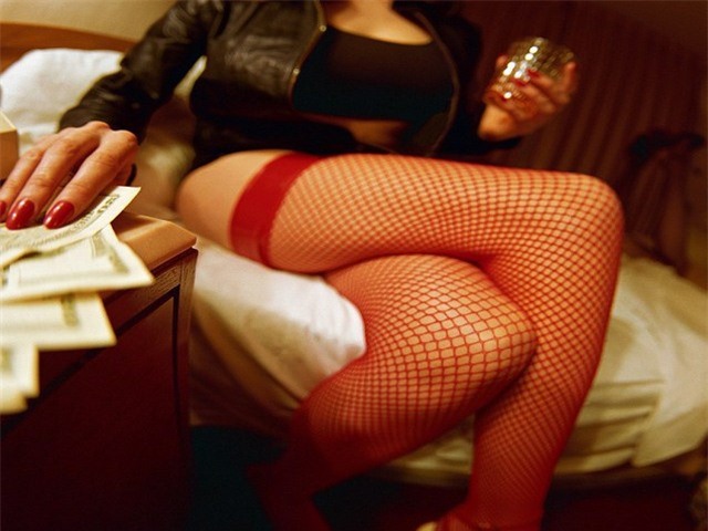 Chồng bắt vợ bán dâm cho 2742 người đàn ông