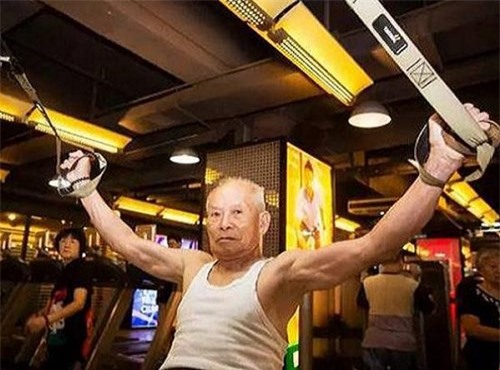 Cụ ông 93 tuổi mê tập gym, cơ bắp như thanh niên