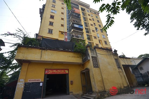 Khốn khổ còng lưng chui qua nóc nhà để đi nhờ thang máy