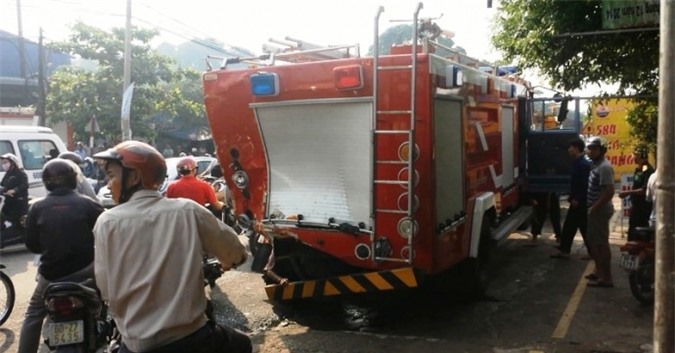Xe cứu hỏa gặp tai nạn giao thông, một chiến sĩ chữa cháy hy sinh