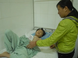 Bé trai 8 tuổi bị dập tay vì cục sạc pin phát nổ