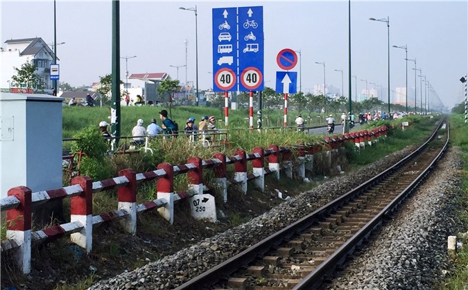 Thanh niên mải lướt facebook, bất ngờ bị tàu hỏa cán chết