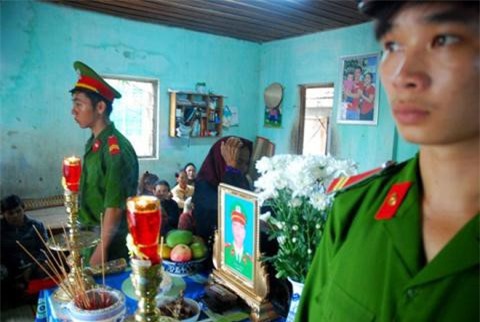 Gia cảnh khốn khó của trung úy công an bị ném đá tử vong