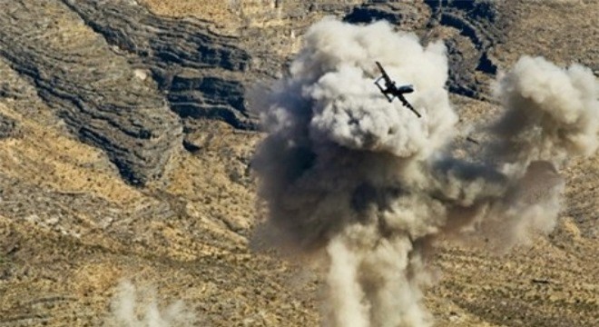 Một chiến đấu cơ "lạ" ném bom tiêu diệt hàng chục phiến quân IS