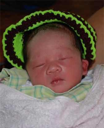 Phát hiện bé trai sơ sinh bị bỏ rơi trên vỉa hè