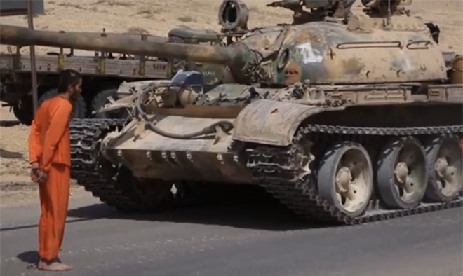 Rợn người, IS xử tử con tin bằng cách cho xe tăng cán chết