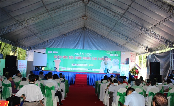 TP. HCM: Khám bệnh, phát thuốc miễn phí cho 3.000 người già 