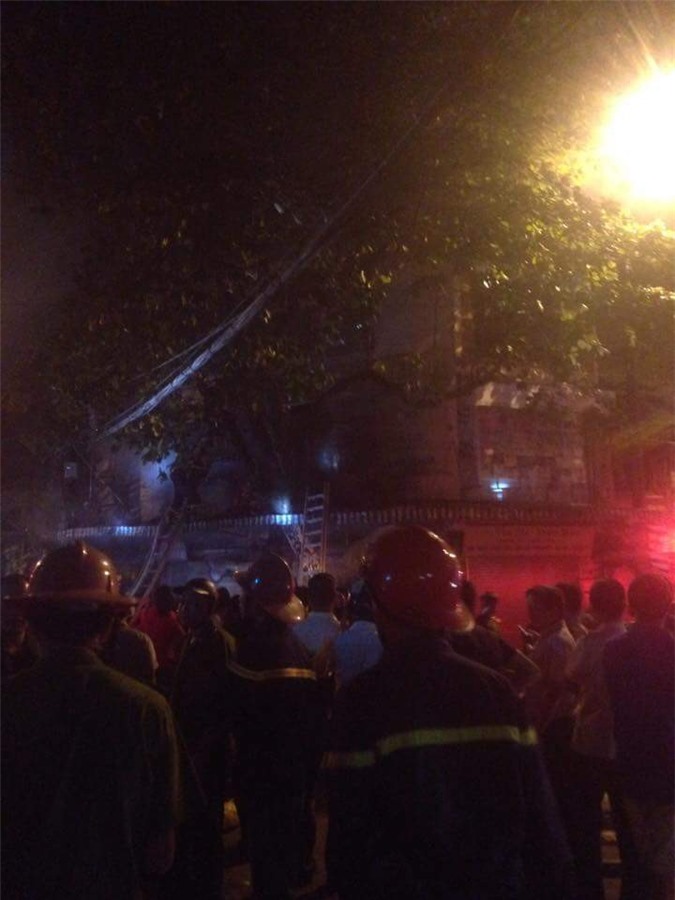 Hà Nội: Cháy ngùn ngụt trên phố Hàng Mã, nhiều người hoảng loạn