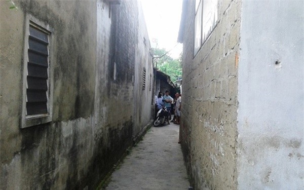 Nghệ An: Người dân náo loạn vì người đàn ông tự đâm vào bụng 