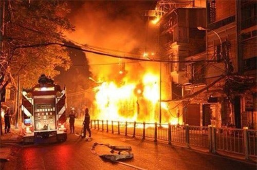 Nóng: Lửa thiêu rụi quán karaoke trong đêm, 17 người chết cháy