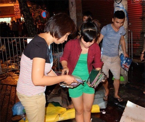 Vụ cháy trên phố Hàng Mã: Chủ nhà tìm sổ nợ trong đống đổ nát