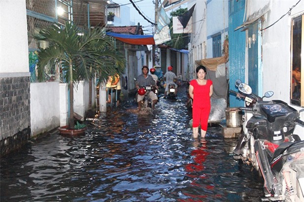 Cuộc sống người dân Sài Gòn “đảo lộn” vì triều cường lên nhanh