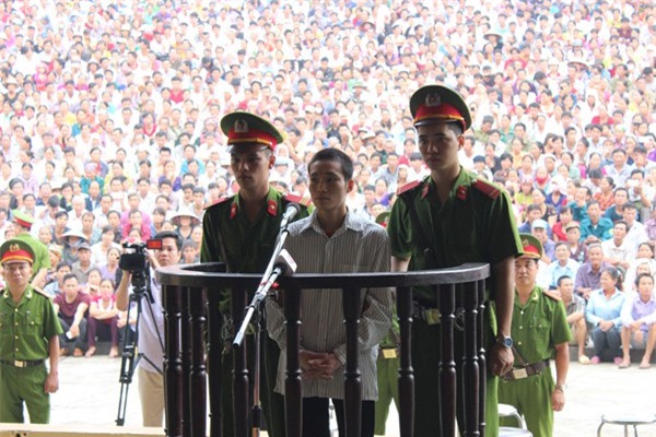 Xét xử thảm sát tại Yên Bái: Đặng Văn Hùng cúi mặt nghe cáo trạng