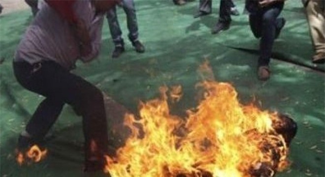 Chồng cuồng ghen, đổ xăng đốt vợ trong quán gội đầu