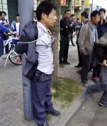 Người cha trói “yêu râu xanh” định quấy rối con gái vào cột đèn 