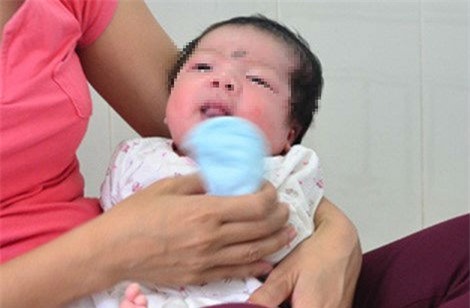 Xót xa bé trai sơ sinh bị bỏ rơi trong sương lạnh Hà Nội