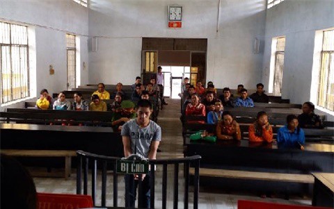 Bé 12 tuổi bị trói tay chân, dùng dao đe dọa, hiếp dâm