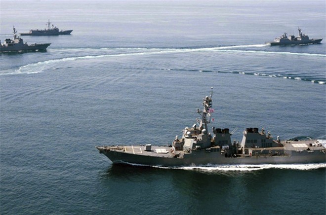 Chiến hạm USS Lassen của Mỹ bị tàu buôn Trung Quốc "tạt đầu" trên Biển Đông