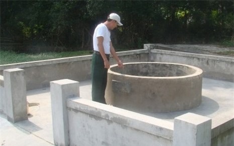 Phát hiện thi thể bé gái 2 tháng tuổi nổi ở giếng làng