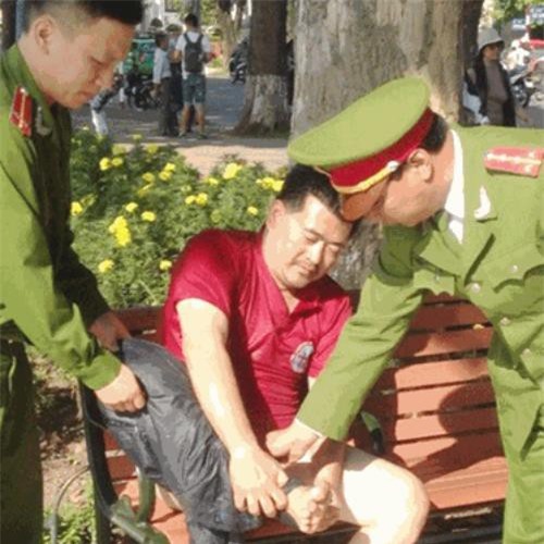 Thanh niên “ngáo đá” nghĩ mình là “nàng tiên cá” bơi ra tháp Rùa