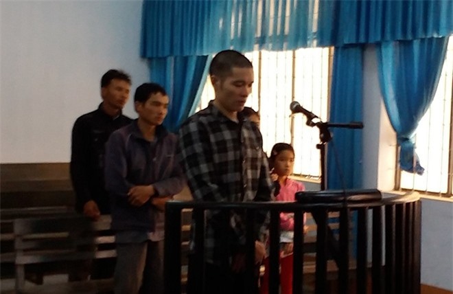 "Yêu râu xanh" rủ bé gái đi bẻ măng rồi hiếp dâm 2 lần