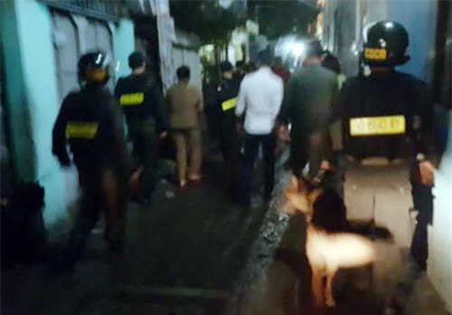 200 cảnh sát dầm mưa bao vây bắt trùm ma túy Sài Gòn