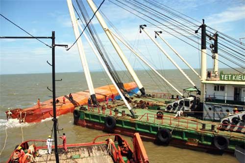 Cận cảnh quá trình trục vớt thành công tàu Hoàng Phúc 18