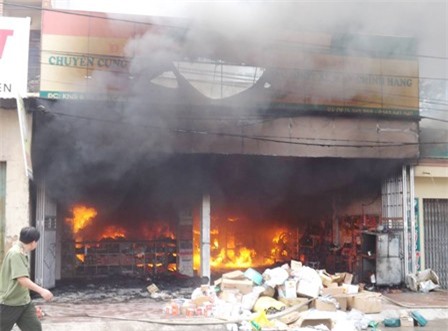 Cháy cửa hàng phụ tùng xe máy, Quốc lộ 1A ùn tắc cục bộ