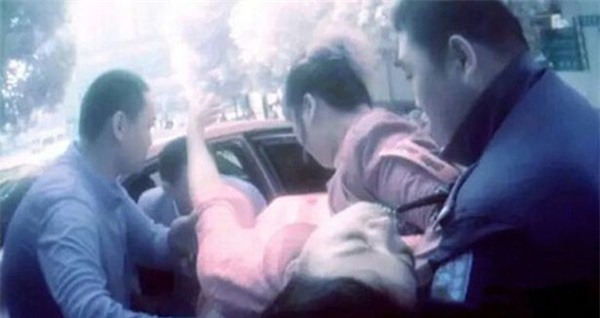 Cô dâu ngã dập đầu xuống đất vì phù rể tung hứng