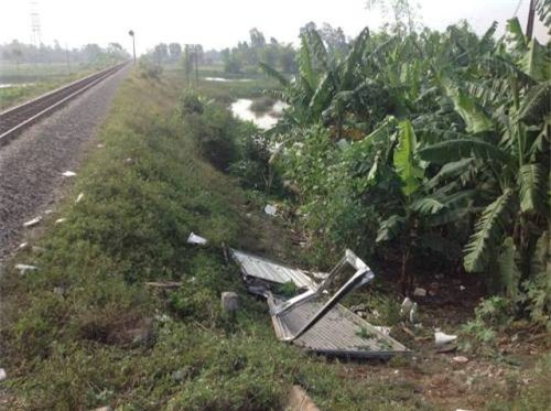 Nhân viên trạm gác đóng chắn chậm, tàu hỏa tông nát xe tải đông lạnh   