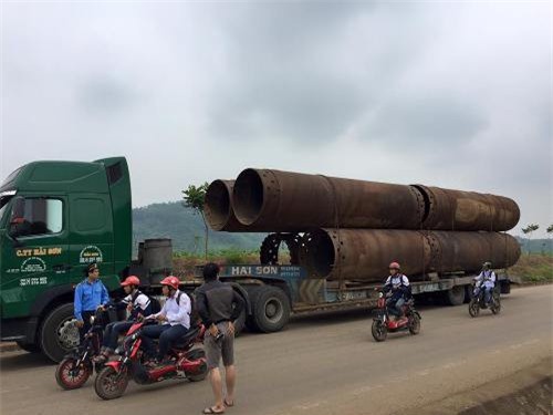 Nhóm tài xế bỏ xe đầu kéo quá khổ giữa đường trốn Thanh tra giao thông