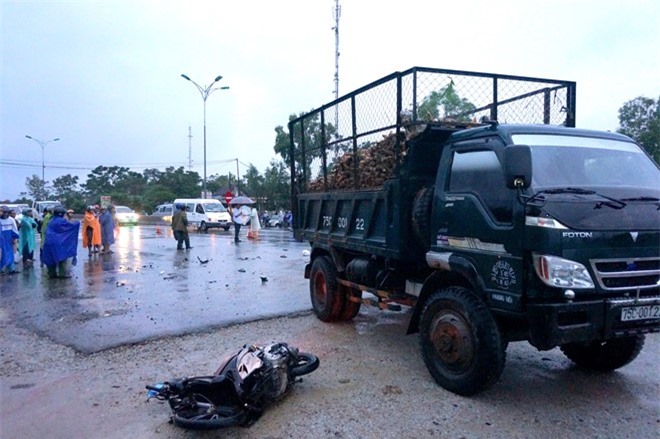 Xe tải chở sắn đâm trực diện xe máy, 2 thanh niên tử vong