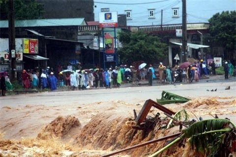 Miền Trung mưa to, cảnh báo lũ trên các sông đang dâng cao
