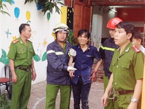 Sốc: Thanh niên ngáo đá "đánh đu" trên cửa sổ cao 20m