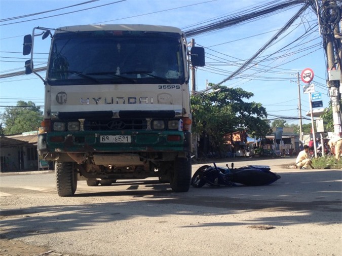 Chờ đèn đỏ, nam thanh niên bị xe ben tông gãy chân