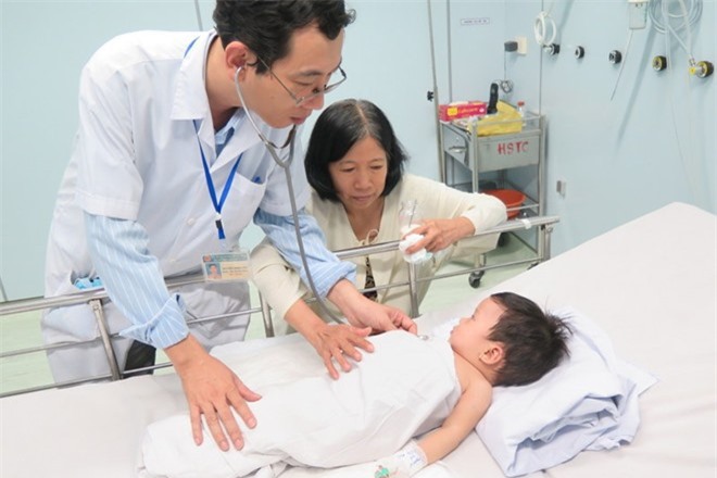 Cứu sống bé trai ngạt nước thoát chết trong gang tấc