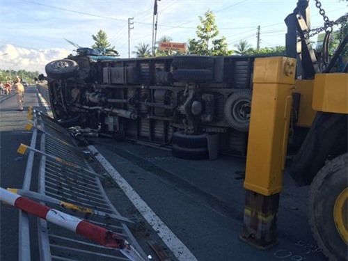 Lật xe tải, đường quốc lộ hỗn loạn vì lợn