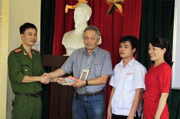 Tài xế taxi trả lại 174 triệu đồng cho khách nước ngoài bỏ quên