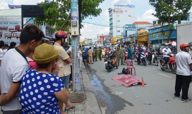 Xót thương người lái xe ba gác bị cán chết giữa đường