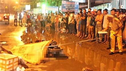 Cả gia đình tử nạn vì tránh vũng nước