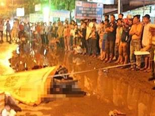 Cả gia đình tử nạn vì tránh vũng nước