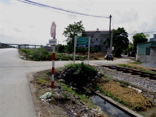 Cố vượt đường sắt, hai chị em bị tàu đâm tử vong trong đêm