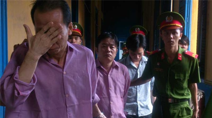 Buôn đồ chơi cùng thuốc kích dục, hai vợ chồng "dắt nhau" vào tù