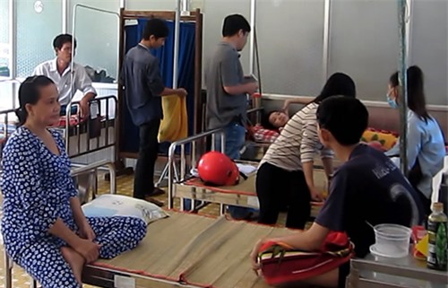 Gần 60 công nhân phải nhập viện nghi ngộ độc thực phẩm