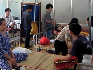 Gần 60 công nhân phải nhập viện nghi ngộ độc thực phẩm
