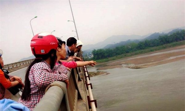 Để lại thư tuyệt mệnh, đôi nam nữ lao xuống sông chảy siết